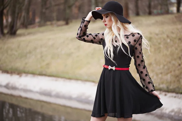 Pretty girl in posing outdoors — Stock Photo, Image