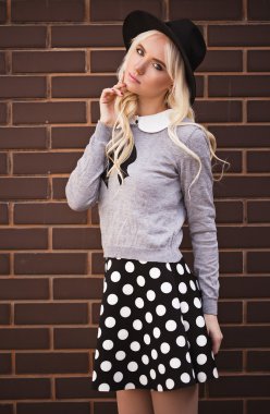 Açık havada poz içinde güzel kadın