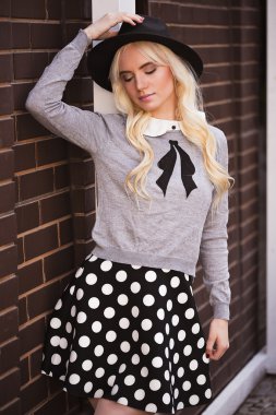 Açık havada poz içinde güzel sarışın kadın