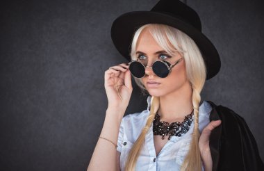 Sunglassses dışında şirin sarışın model