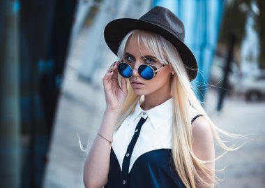 Güneş gözlüğü dışında şık kız