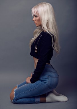 Seksi sarışın model poz içinde