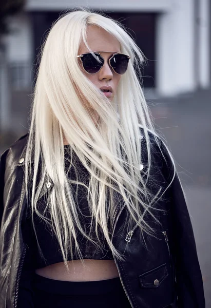 Милая блондинка в солнцезащитных очках — стоковое фото