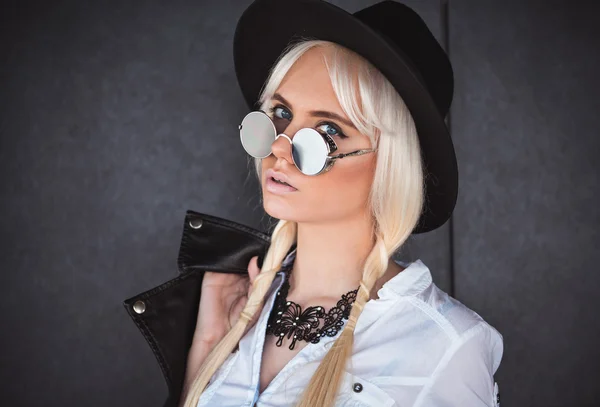 Nettes blondes Model in Sonnenbrille — Stockfoto
