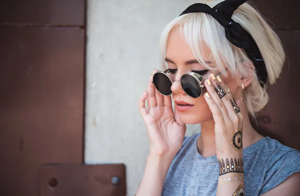 Leuk meisje in vintage zonnebril buitenshuis — Stockfoto