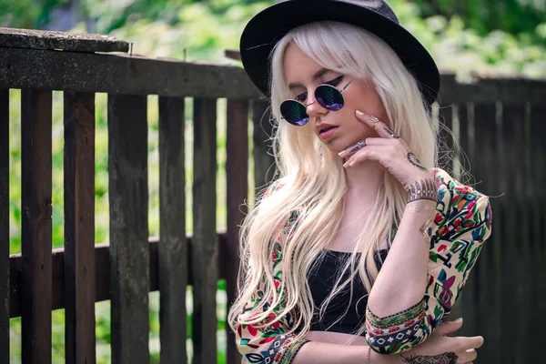 Stylish blonde girl in sunglasses outdoors — Stock Photo, Image