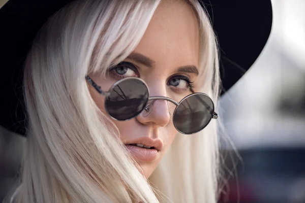 Fille blonde élégante dans des lunettes de soleil à l'extérieur — Photo