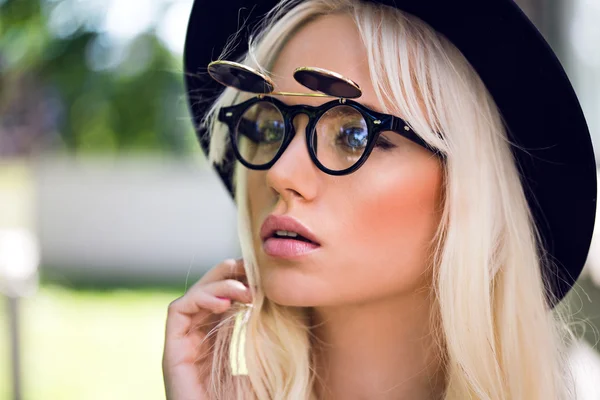 Menina elegante em óculos de sol ao ar livre — Fotografia de Stock