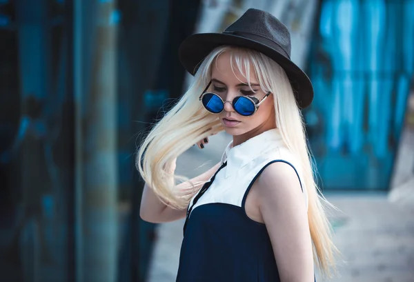 Menina elegante em óculos de sol azuis fora — Fotografia de Stock