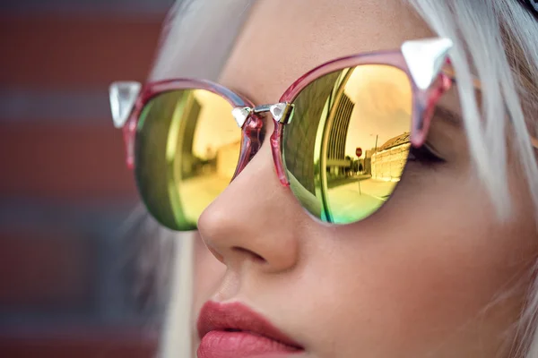 Hermosa chica rubia en gafas de sol — Foto de Stock