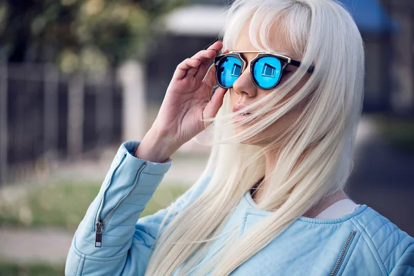 Vacker söt flicka i sunglassses — Stockfoto