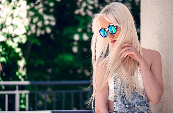 Blond tjej i coola solglasögon utomhus — Stockfoto