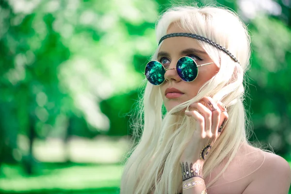 Блондинка в зеленых солнечных очках снаружи — стоковое фото