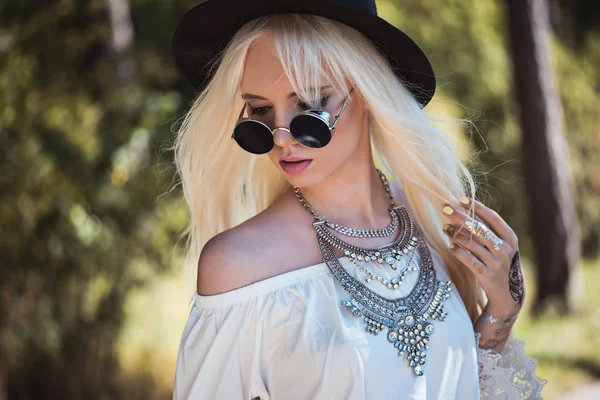 Blonde girl in sunglassses outdoors — Stock Photo, Image