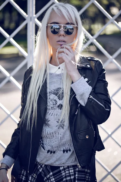 Schönes blondes junges Model mit cooler Sonnenbrille — Stockfoto