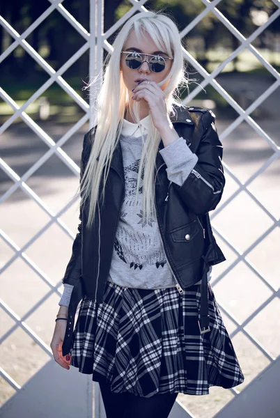 Portrait of lovely young model outside — Stock Photo, Image