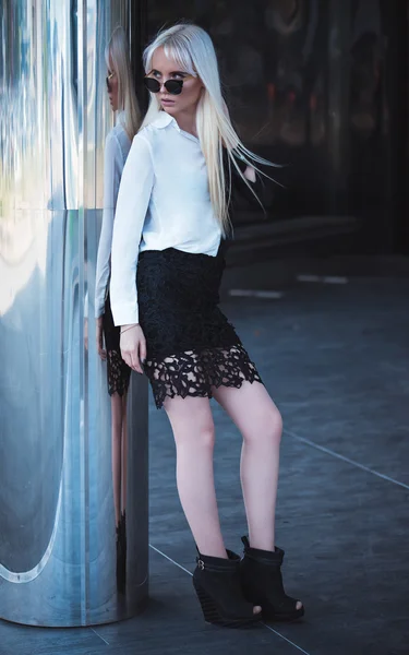 Pretty young girl in posing outside — Stock Photo, Image