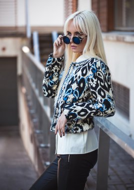 Mavi güneş gözlüğü açık havada güzel model