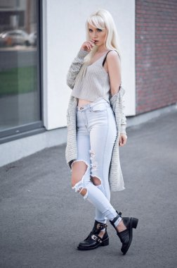 Açık havada poz içinde güzel model