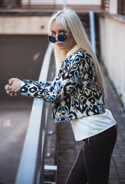 Mavi güneş gözlüğü dışında şık modeli