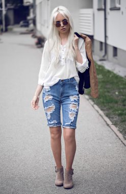 güzel sarışın kız poz içinde