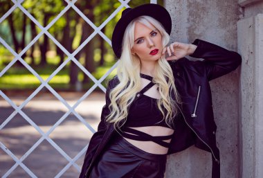 güzel sarışın kız poz içinde