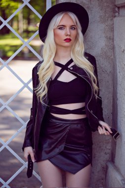 Poz içinde güzel sarışın kadın