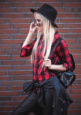 Güzel sarışın genç kadın dışında poz içinde