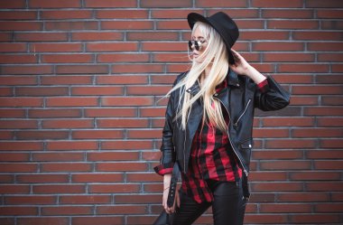 Açık havada poz içinde güzel genç kadın