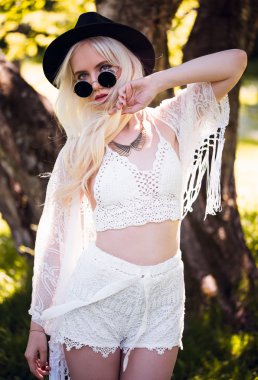 Sevimli sarışın genç modeli dışında poz