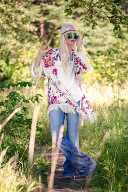 Sevimli sarışın genç model poz içinde