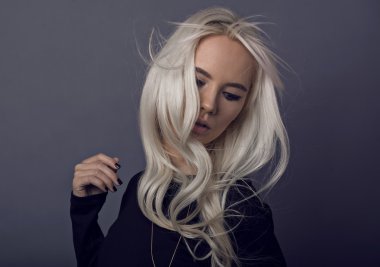 Güzel sarışın genç model poz içinde