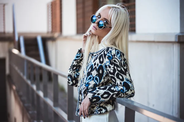 Beautiful model in blue sunglasses outside — Stock Photo, Image