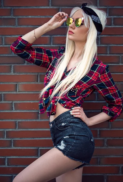 Pretty blonde girl in posing outdoors — Stock Photo, Image