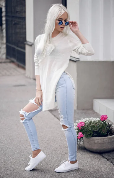 Stylisches blondes Model posiert im Freien — Stockfoto