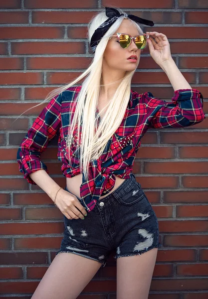 Stylish girl in posing outside — Stock Photo, Image