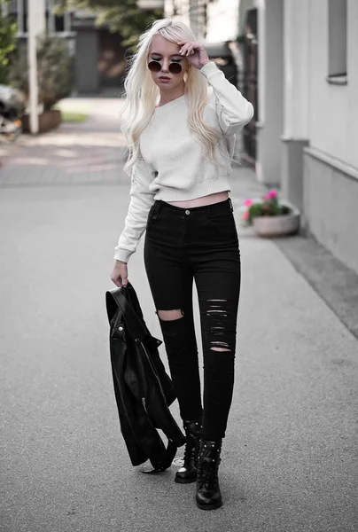 Prachtige blond meisje in poseren buiten — Stockfoto