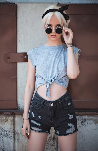 Menina elegante em posar fora — Fotografia de Stock