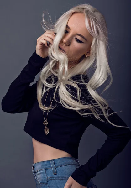 Piękny model blondynka w stawianiu — Zdjęcie stockowe