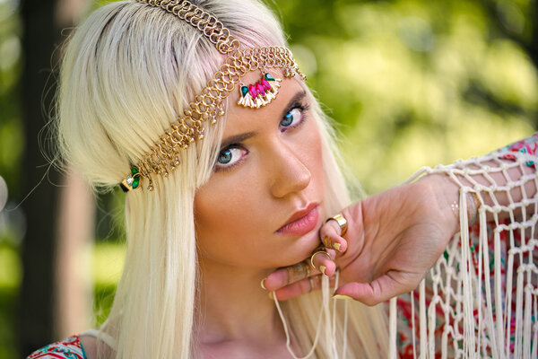 Портрет красивой молодой модели снаружи
