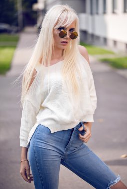 Sarışın şık model poz içinde