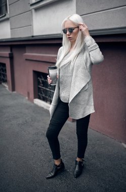 Sevimli sarışın genç kız açık havada poz içinde