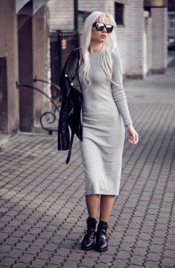 Güzel sarışın genç kız poz içinde