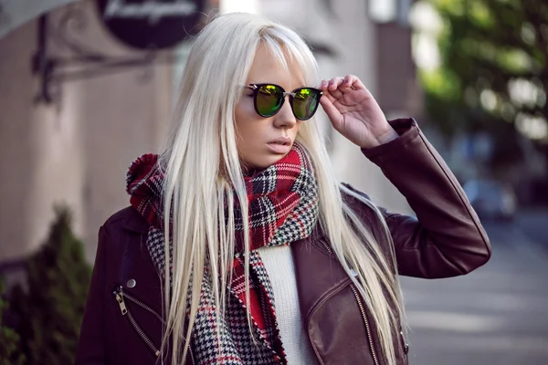 Mooi meisje in sunglassses — Stockfoto