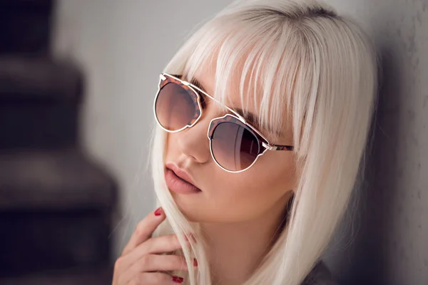 Menina loira bonita em óculos de sol — Fotografia de Stock