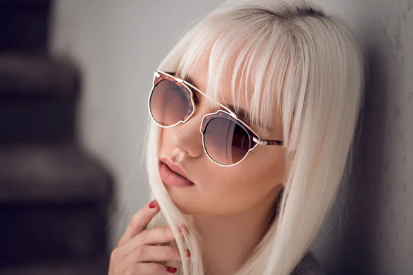 Sunglassses で美しい若いブロンドの女の子 — ストック写真