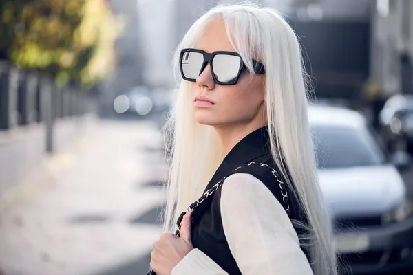 Vacker blond flicka i svart sunglassses utomhus — Stockfoto