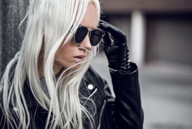 Sevimli kız sunglassses dışında giyiyor