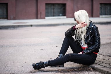 Sevimli genç model dışında poz