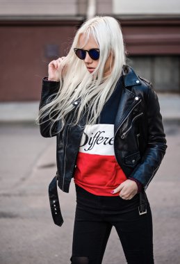 Sevimli genç model açık havada poz